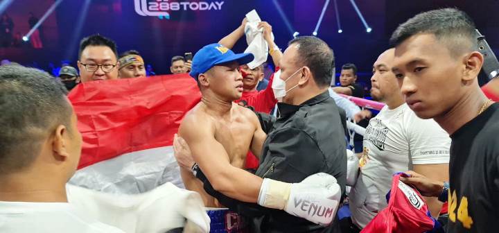 Ketua KPK Firli Bahuri menyemangati petinju Daud Yordan. (IST)