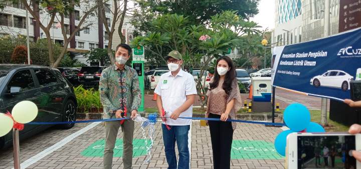 Peresmian SPKLU di halaman Hotel Atria Gading Serpong, Kelapa Dua, Kabupaten Tangerang. (RIZ)