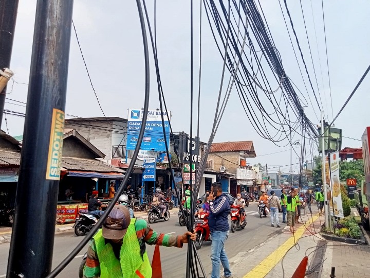 Relokasi tiang kabel optik di Pondok Aren. (RAY)