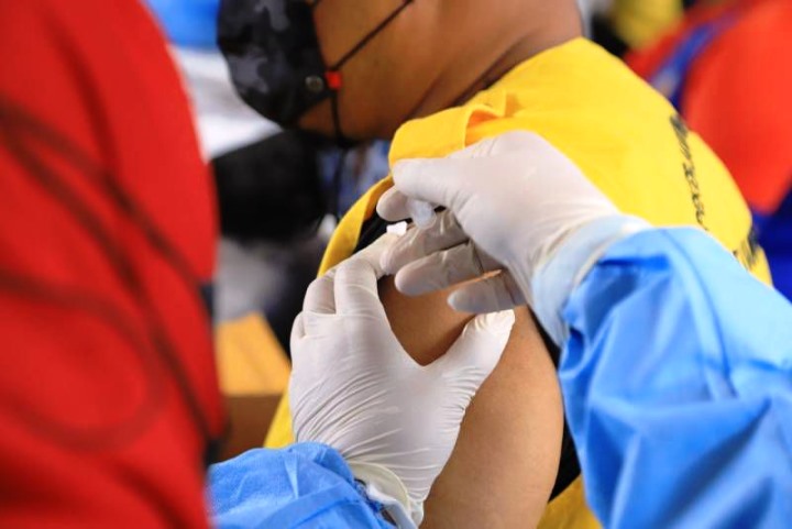 Warga Tangerang divaksin booster. (KEY)