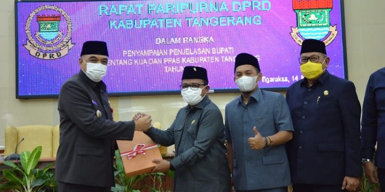 Bupati Tangerang Zaki Iskandar menyerahkan draft KUA PPAS Tahun 2023 ke DPRD Kabupaten Tangerang. (RIK)