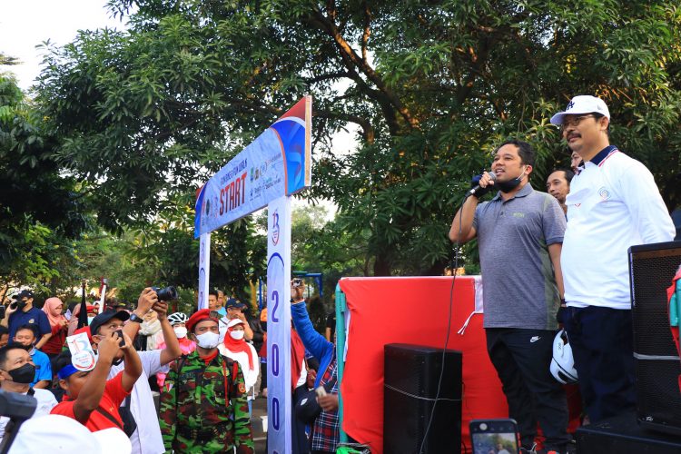 Walikota Tangerang, Arief R. Wismansyah melepas ribuan peserta sepeda santai. (KEY)