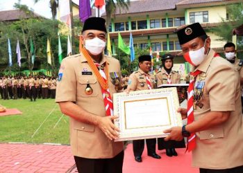 Bupati Zaki Terima Penghargaan Mabicab Peduli dari Kwarnas dan Kwarda Banten