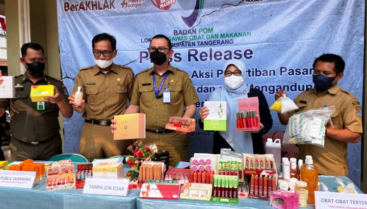 Loka POM Kabupaten TAngerang sita berbagai kosmetik palsu dan tak berizin. (RIK)