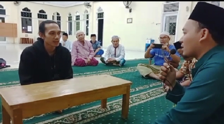 NY membacakan dua kalimat syahadat dan menjadi mualaf. (IST)