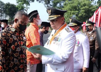 Kado HUT RI ke-77, Walikota Tangsel Serahkan Sertipikat Tanah