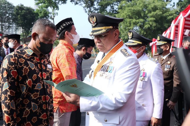 Penyerahan sertipikat tanah. (RAY)