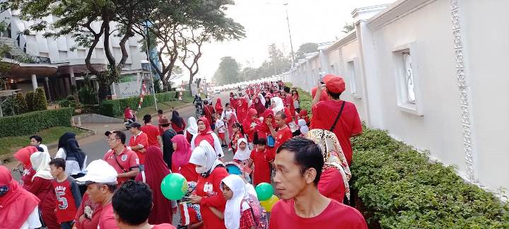Peserta jalan santai RW 03, Kelurahan Pakulonan Barat mengular di Gading Serpong. (RIK)