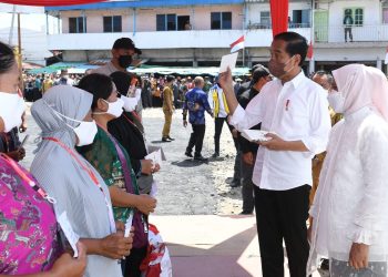 Presiden Jokowi Serahkan BMK dan BLT Minyak Goreng kepada PKH di Bengkayang