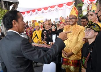 Presiden Jokowi Sapa Gita Bahana Nusantara dan Masyarakat Sebelum Upacara Penurunan Bendera