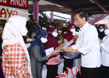 Tiba di Provinsi Jawa Timur, Presiden Jokowi Bagikan Bansos di Pasar Pucang Anom
