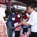 Tiba di Provinsi Jawa Timur, Presiden Jokowi Bagikan Bansos di Pasar Pucang Anom