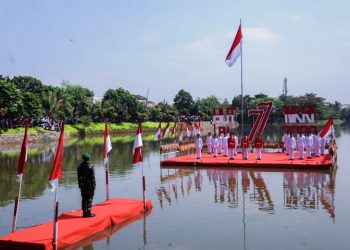 Ribuan Tiang Bendera Merah Putih Kelilingi Situ Parigi