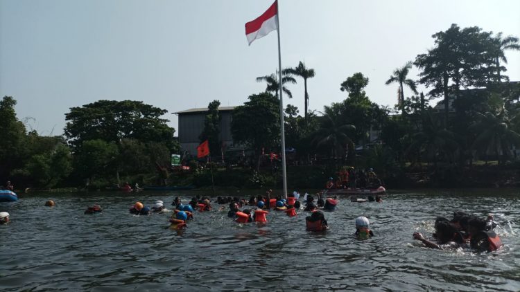 Upacara kenaikan bendera mengapung di HUT Kemerdekaan RI ke-17 di Situ Tujuh Muara, Pamulang. (IST)