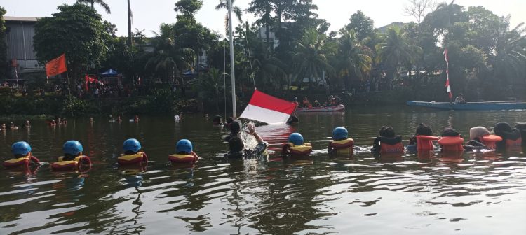 OKP Ganespa bersama Poka Wartawan Harian Tangsel upacara di Situ Tujuh Muara, Pamulang. (RAY)