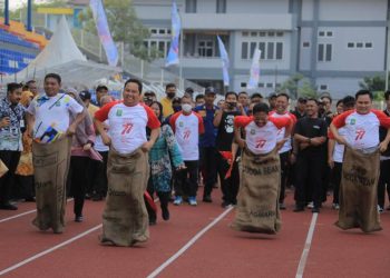 Seru! Walikota Arief Ikutan Lomba Balap Karung dan Makan Kerupuk