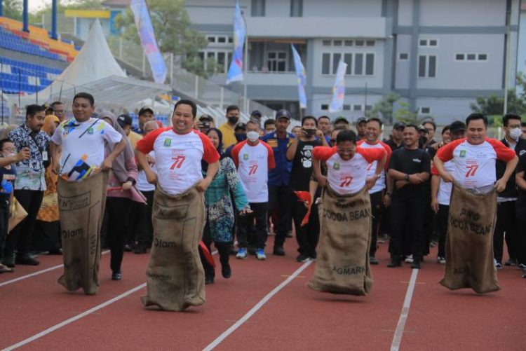 Walikota Tangerang, Arief R. Wismansyah ikut lomba karung. (KEY)