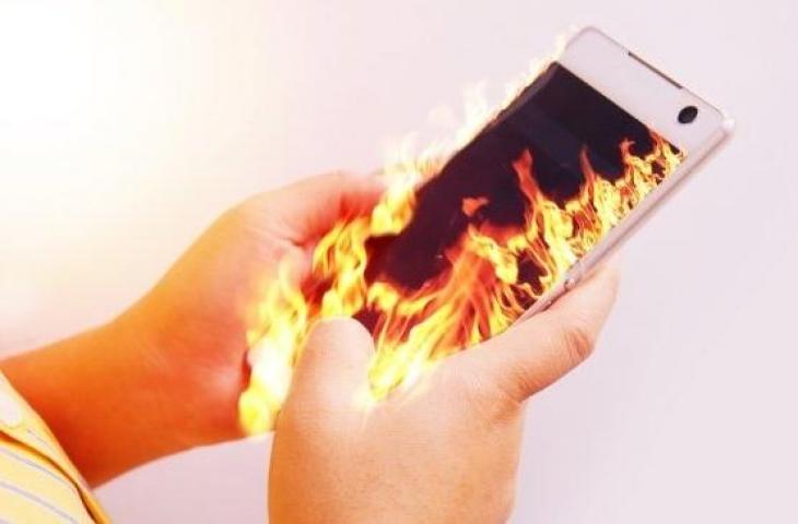 Ilustrasi handphone meledak. (NET)