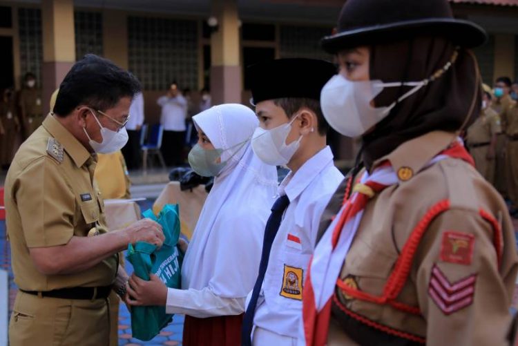 Wakil Walikota Tangerang, Sachrudin memberikan santunan kepada naka yatim piatu. (KEY)