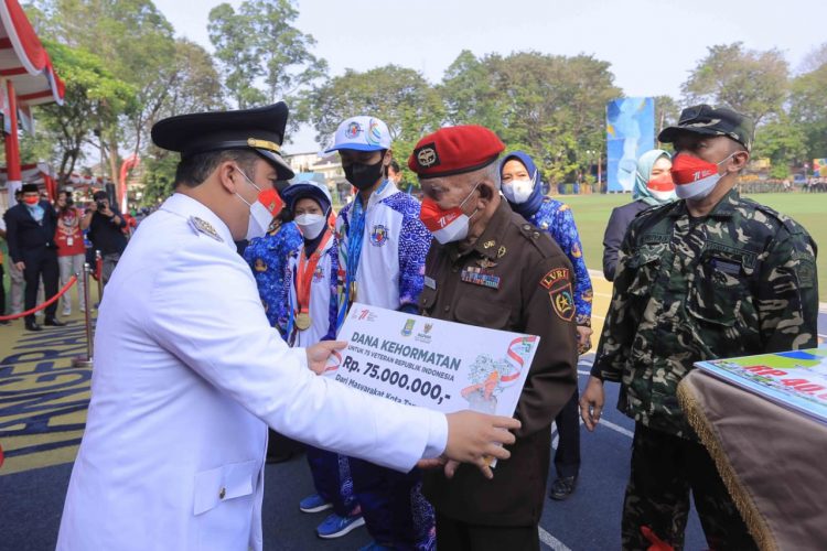 Walikota Tangerang, Arief R. Wismansyah menyerahkan bantuan untuk veteran. (KEY)