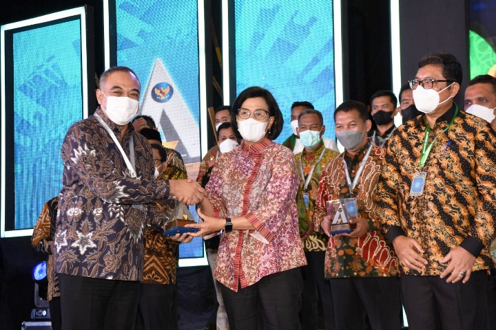 Bupati Tangerang, Zaki Iskandar terima pelakat penghargaan dari Menteri Keuangan, Sri Mulyani. (IST)