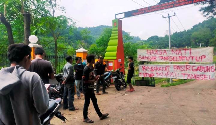 Demo warga tolak pembuangan sampah dari Tangsel ke TPA Cilowong, Kota Serang. (NET)
