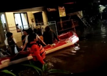 Warga Perumahan Puri Bintaro Dievakuasi Akibat Banjir