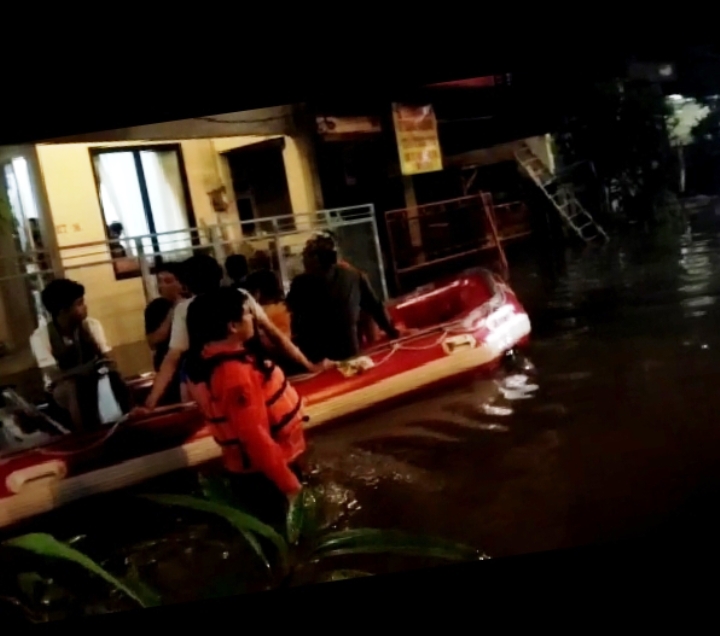 Evakuasi warga Perumahan Puri Bintaro akibat banjir. (Repro)