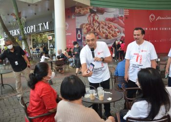 Berinteraksi dengan Pengunjung, Bupati Zaki Sosialisasikan Aplikasi Donor Darah di Pusat Perbelanjaan