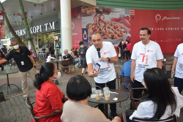 Bupati Tangerang, Zaki Iskandar menunjukkan aplikasi SiDONI kepada pengunjung SMS. (RIK)