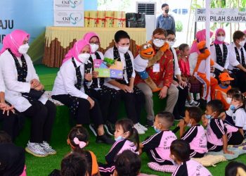 Iriana Jokowi Temu Sapa dan Bermain Bersama Pelajar TK di Kabupaten Manggarai Barat