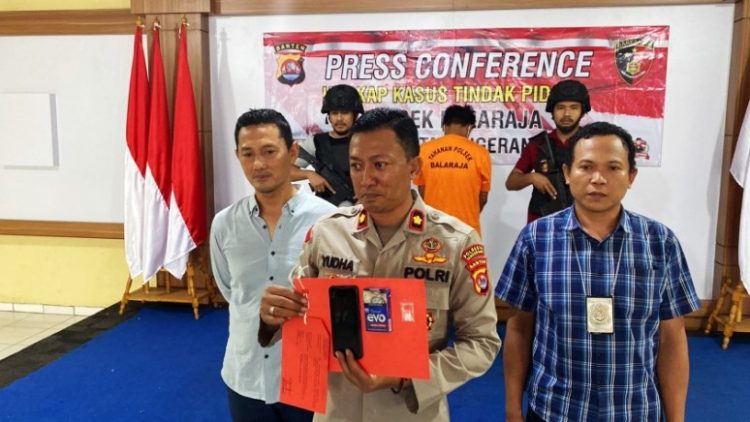 Kapolsek Balaraja Kompol Yudha menunjukkan barang bukti penyalahgunaan narkoba. (SOL)