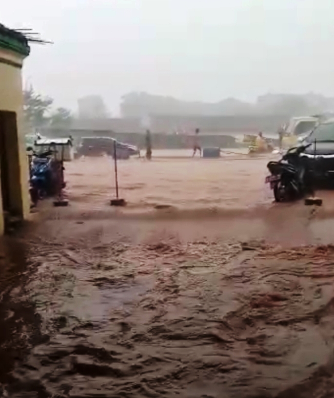 Masjid Al Hidayah Rawa Buntu, Serpong, Kota Tangsel diterjang banjir. (RAY)