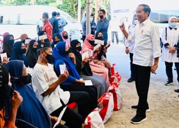 Presiden Jokowi Bagikan BLT BBM kepada Masyarakat Buton Selatan