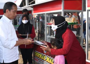 Presiden Jokowi Berikan BMK kepada PKL di Buton Selatan