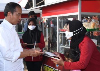 Presiden Jokowi Berikan Bantuan Modal Kerja pada PKL di Buton Selatan