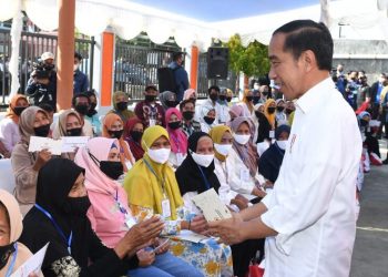 Presiden Jokowi Tinjau Penyaluran Bantuan Pemerintah di Kota Baubau