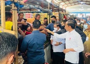 Presiden Jokowi Sapa Warga Baubau di Pasar Wameo