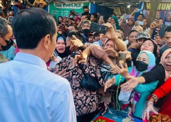 Para Pedagang Antusias Sambut Kedatangan Presiden Jokowi di Pasar Bahari Berkesan