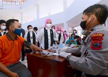 Tinjau Vaksinasi Covid-19, Iriana Jokowi Harap Masyarakat Tetap Sehat