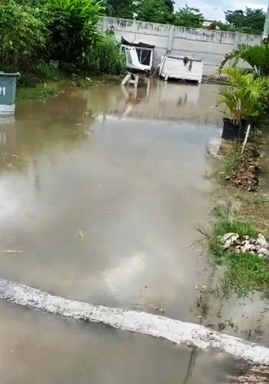 Banjir di Perumahan Griya Artha Sepatan akibat turab jebol. (RIK)
