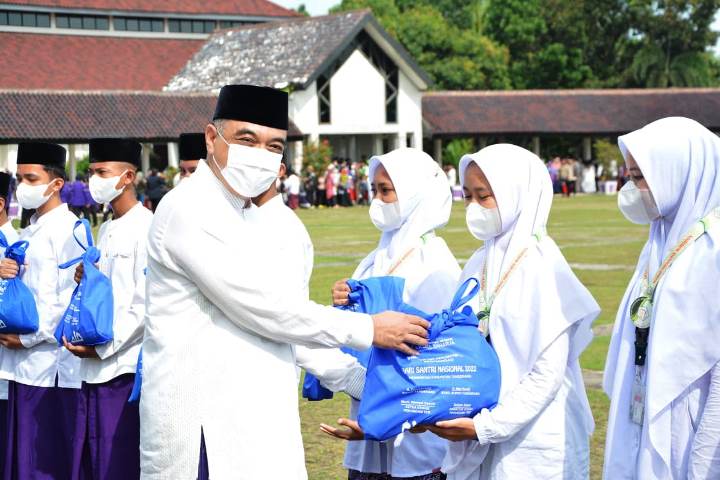 Bupati Tangerang Zaki Iskandar memberikan bantuan saat peringatan Hari Santri tahun 2022. (RIK)