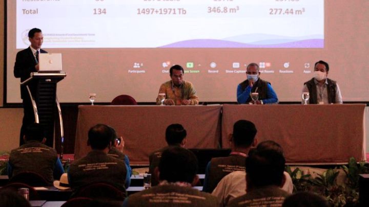 Executive Director, Indonesia Climate Change Trust Fund, Tonny Wagey memberikan pemaparan di PLNG Forum. (RIK)