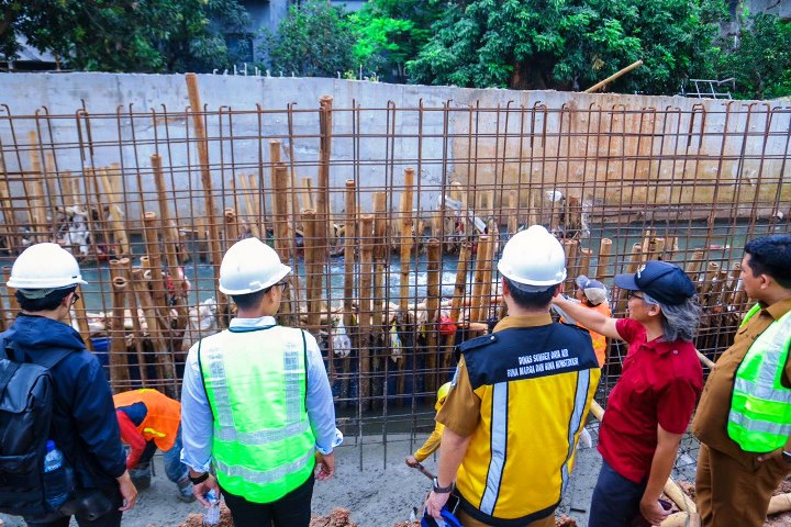 Peninjauan pembangunan turap di Puri Bintaro Indah, Kota Tangsel. (RAY)