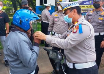 Operasi Zebra Jaya, Polres Tangsel Bagi-bagi Helm dan Sembako