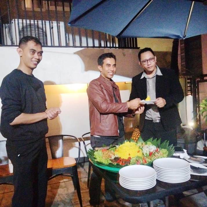 Potong tumpeng perayaan HUT ke-9 Pranaya Boutique Hotel. (RAY)