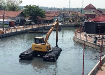 Terjunkan Alat Berat, Sungai Ketapang Direvitalisasi