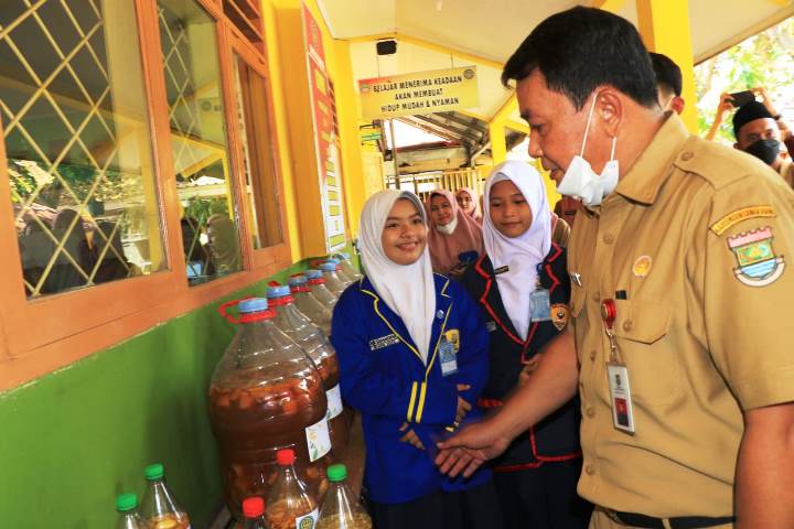 Sekda Kabupaten Tangerang Moch. Maesyal Rasyid meninjau hasil olahan pangan di SMPN 3 Tigaraksa. (RIK)