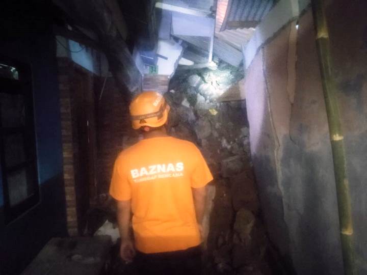 Tim Baznas bantu pencarian korban longsor di Bogor. (IST)