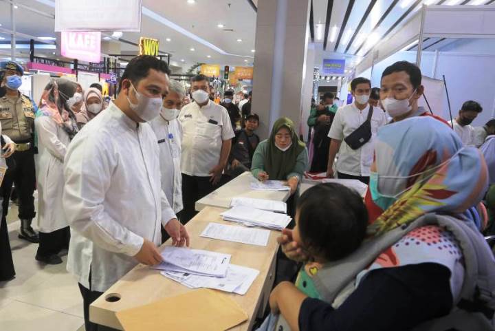 Walikota Tangerang Arief R Wismansyah saat mengunjungi bazaar di Ciledug Plaza. (KEY)